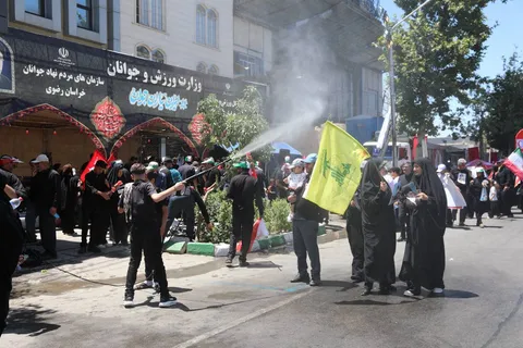 سنگ تمام موکب «ایران‌یاران جوان» در مشهد برای زائران عزادار رهبر شهید + فیلم