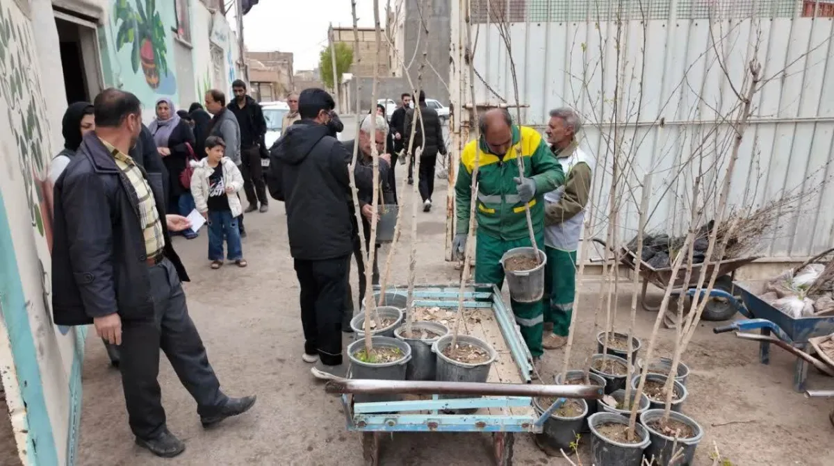توزیع رایگان نهال در روز طبیعت با دستور شهردار قم و لبیک به فرمان رهبر معظم انقلاب