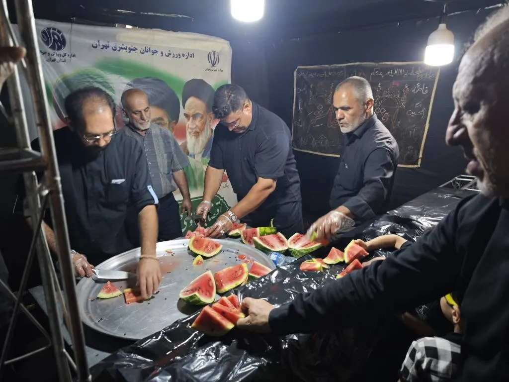 به گزارش خبرگزاری برنا به نقل از روابط عمومی معاونت امور جوانان وزارت ورزش و جوانان، دکتر سید شروین اسبقیان، معاون ورزش قهرمانی وزارت ورزش و جوانان، با حضور در موکب اداره ورزش و جوانان جنوب‌شرق تهران از فعالیت‌ها و خدمات ارائه‌شده به عزاداران حضرت اباعبدا