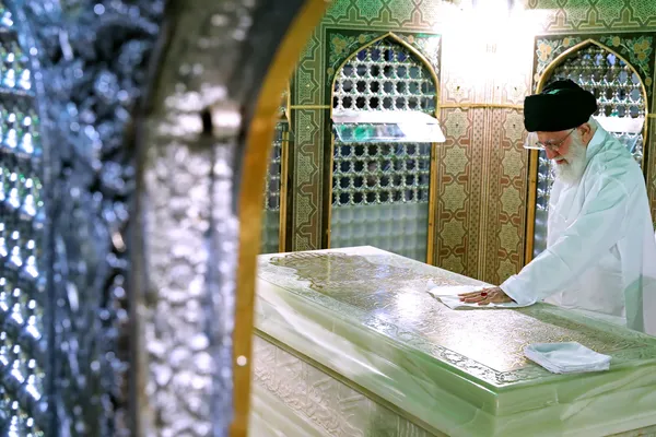 تصاویری از رهبر شهید انقلاب در مراسم غبارروبی حرم مطهر رضوی
