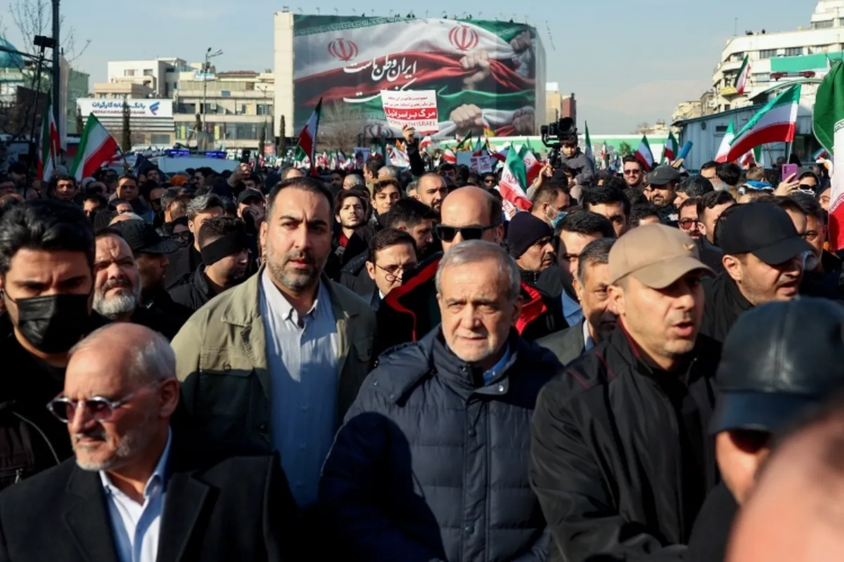 حضور رئیس‌جمهور پزشکیان در راهپیمایی پرشور مردمی علیه اغتشاشگران وابسته به آمریکا و رژیم صهیونیستی