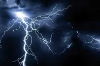 صاعقه در بشاگرد هرمزگان؛ ۶۰ درخت نخل در آتش سوختند