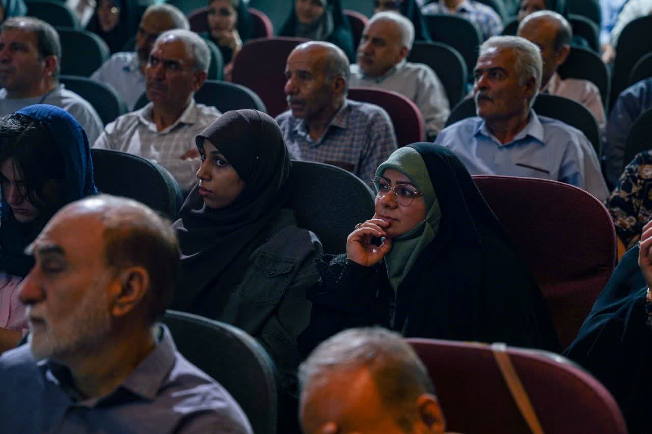 از کتاب «تا بهمن سیگار نمیکشم» با حضور مرتضی سرهنگی در قزوین رونمایی شد از کتاب «تا بهمن سیگار نمیکشم» با حضور مرتضی سرهنگی در قزوین رونمایی شد