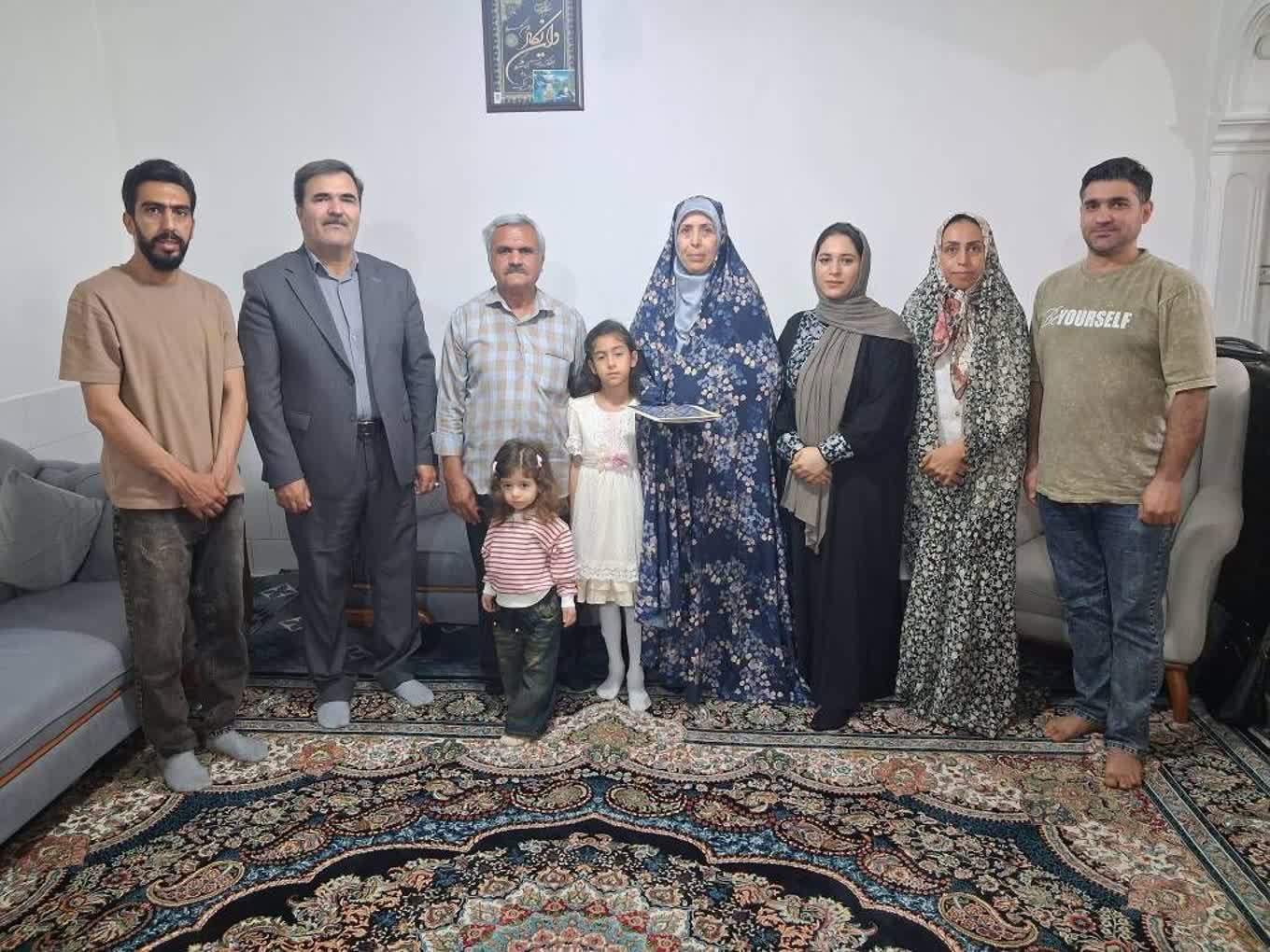 عیادت و تجلیل مدیرعامل شرکت توزیع برق استان قزوین از همکار آسیب‌دیده حین خدمت 