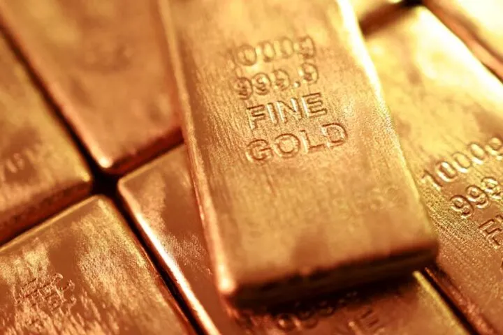 Global Gold Prices Hover Near One-Month Low Amid Shifting Market Sentiment