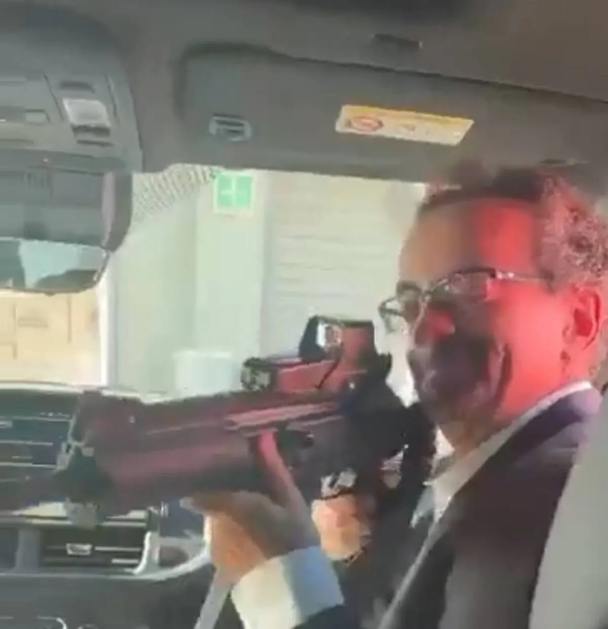 سفیر انگلیس در مکزیک پس از نشانه گیری اسلحه به سمت کارکنان اخراج شد