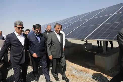 افتتاح ۵ نیروگاه خورشیدی با ظرفیت ۱۵ مگاوات در قم 
