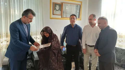 مدیرکل ورزش و جوانان مازندران از خانواده شهید فیروزی تجلیل بعمل آورد
