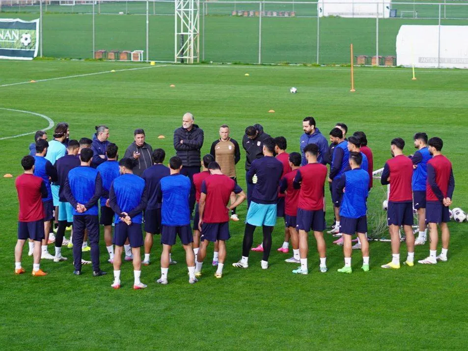 برگزاری تمرین تاکتیکی ملی‌پوشان فوتبال در هوای بارانی