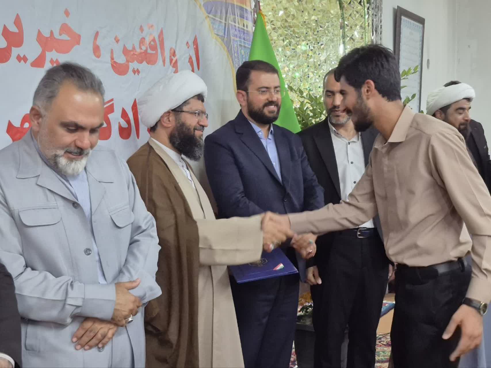 کلنگ احداث نیروگاه خورشیدی ۳۵۰ کیلوواتی بقاع متبرکه پاکدشت به زمین زده شد
