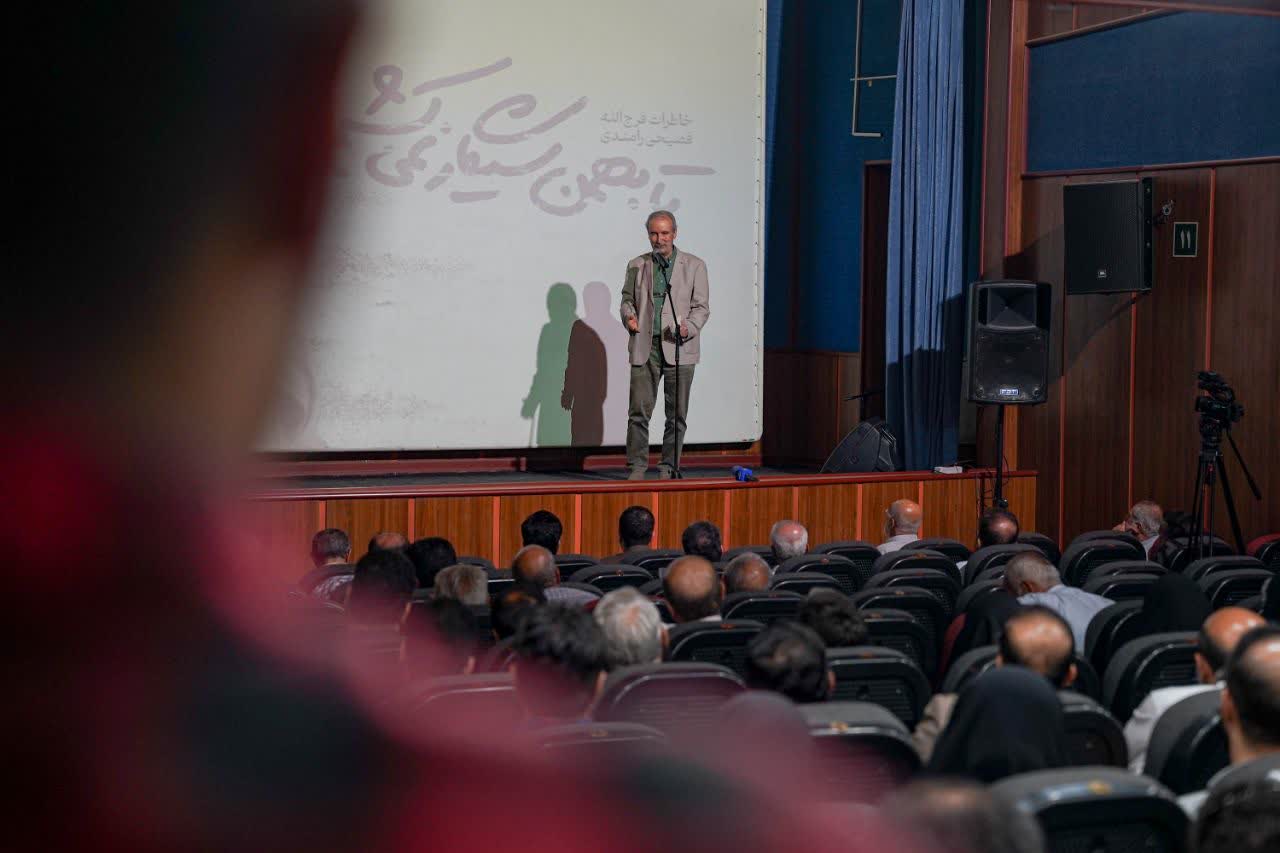 از کتاب «تا بهمن سیگار نمیکشم» با حضور مرتضی سرهنگی در قزوین رونمایی شد از کتاب «تا بهمن سیگار نمیکشم» با حضور مرتضی سرهنگی در قزوین رونمایی شد
