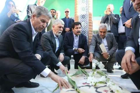 ادای احترام معاون رئیس‌جمهور به شهدای بجنورد در آغاز سفر دو روزه به خراسان شمالی
