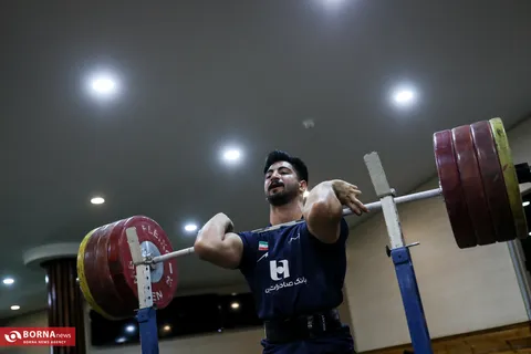 عالی‌پور: هدفم کسب تمام طلاها تا المپیک است/ تمرینات تیم ملی وزنه برداری در جنگ هم متوقف نشد + فیلم