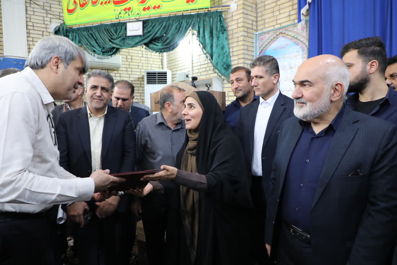 پس از ۵۰ سال بلاتکلیفی؛ وزیر راه و شهرسازی اسناد مالکیت ۲۴۰ واحد مسکونی