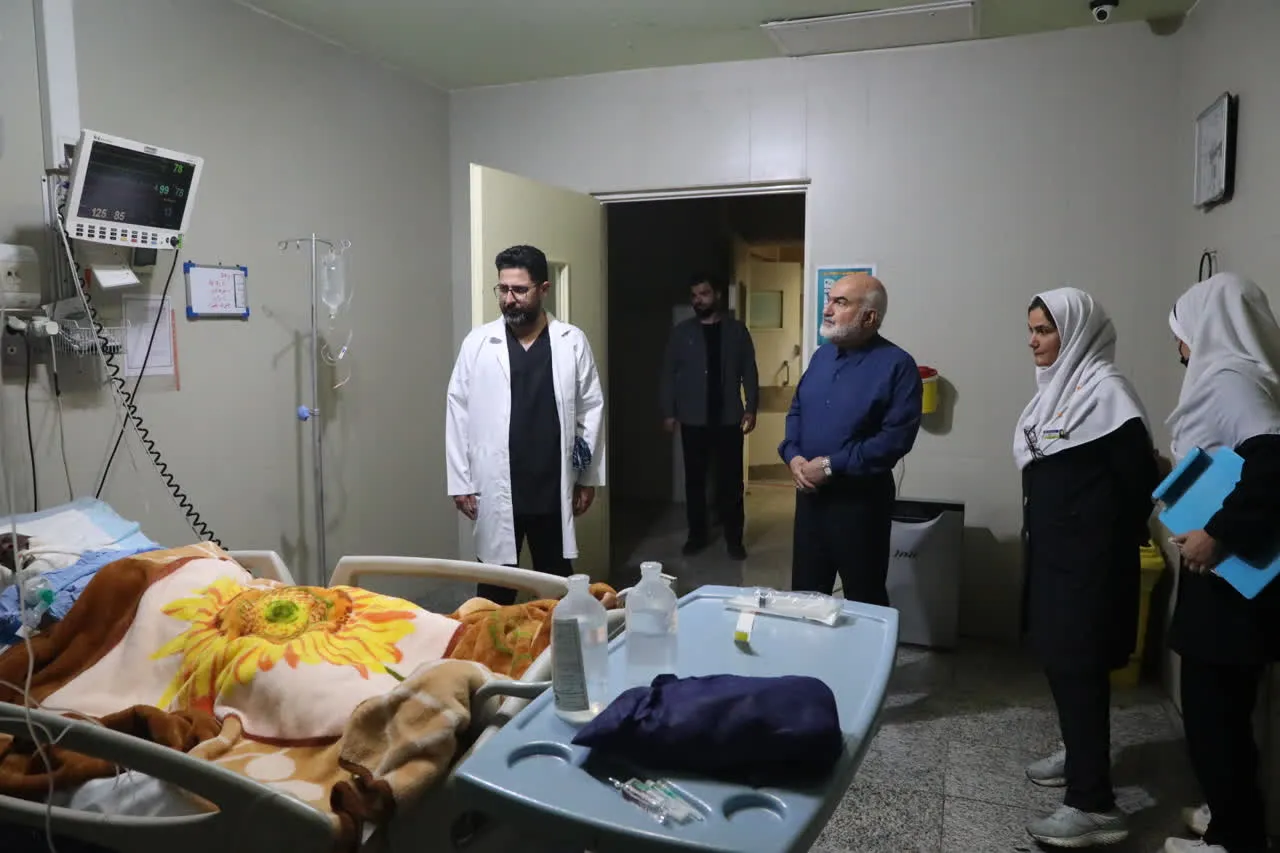 عیادت استاندار خوزستان از مصدومان حادثه پالایشگاه آبادان / کارکنان صنعت در سخت‌ترین شرایط از جان مایه می‌گذارند