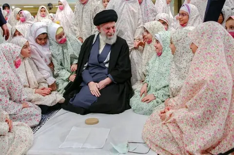 ماجرای دختری که با چشمانی اشکبار پشت سر آقا به نماز ایستاد