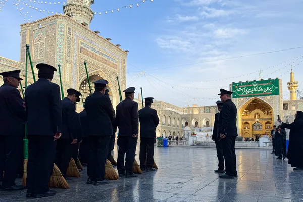 آیین تعویض شیفت خدام حرم مطهر رضوی
