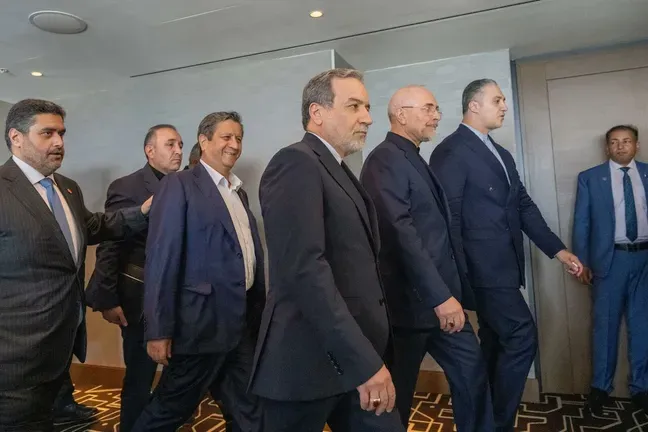 الوفد الإيراني يغادر مقر المفاوضات في سويسرا متوجهاً إلى طهران