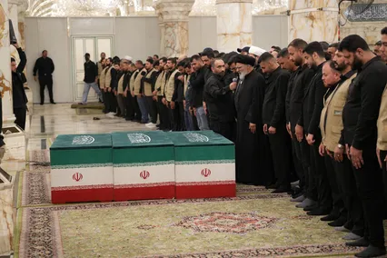 اقامه نماز آیت الله حکیم بر پیکر رهبر شهید انقلاب در نجف اشرف