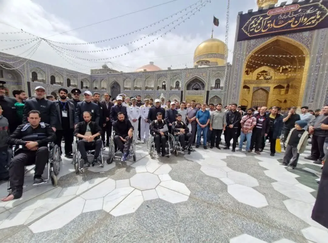 تشرف بازماندگان ناو شکن دنا به حرم مطهر امام هشتم(ع)