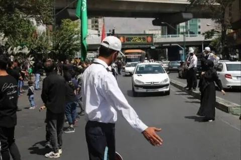 مأموران راهور در روزهای آغازین مهر کنار دانش‌آموزان هستند
