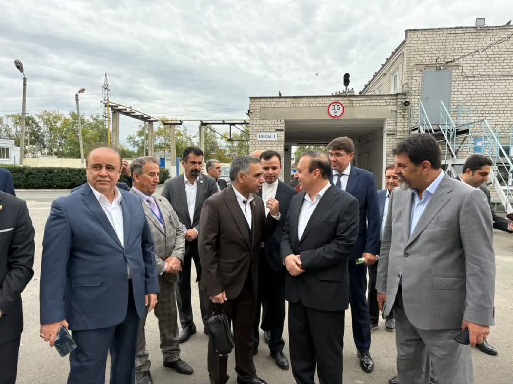 بازدید هیأت اقتصادی قزوین از یک مجتمع علمی–تولیدی و کارخانه آرد و سیلو