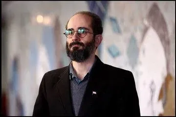 هنرمند میهن پرست در کنار میهن خود ایستاده است