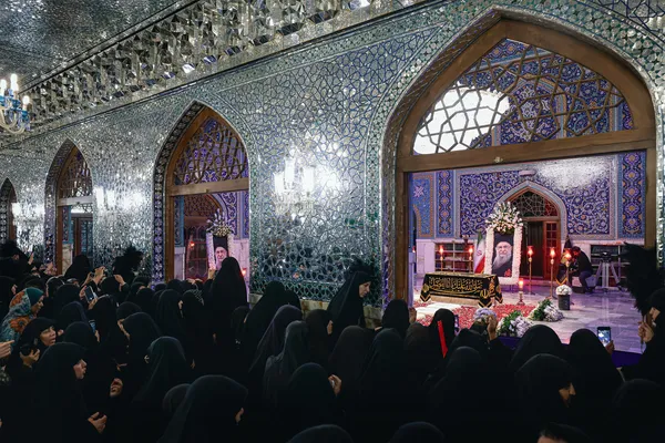  حضور مردم عزادار بر مزار مطهر رهبر شهید