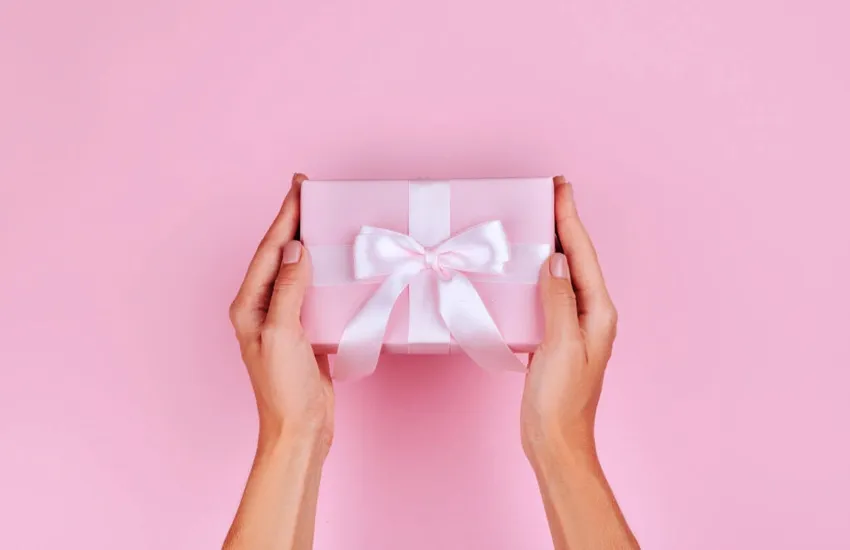 ۷ پیشنهاد غافلگیرکننده برای هدیه روز دختر