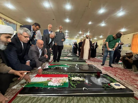 بقائی به مقام شامخ شهدای جنگ تحمیلی سوم لامِرد ادای احترام کرد