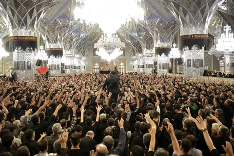 چهارپایه خوانی با یاد رهبر شهید در حرم مطهر رضوی