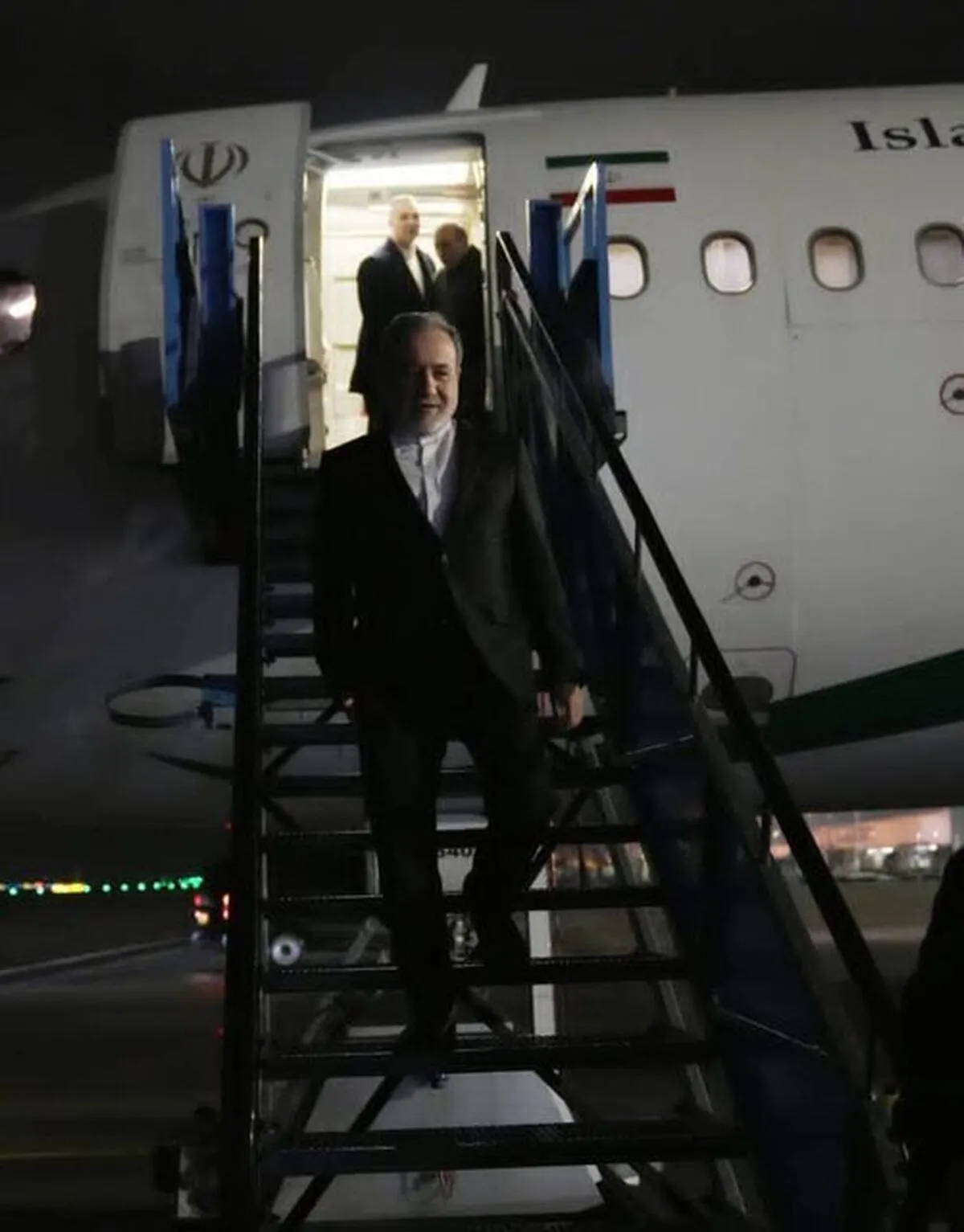 Araghchi Arrives in the Netherlands for Chemical Weapons Convention Meeting