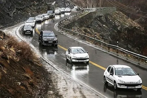 ترافیک نیمه‌سنگین در محورهای مواصلاتی منتهی به تهران/ بارش باران در اردبیل و گیلان