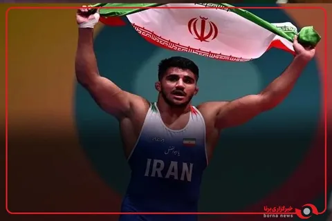 دور افتخار غلامرضا فرخی با پرچم ایران بعد از قهرمانی  جهان