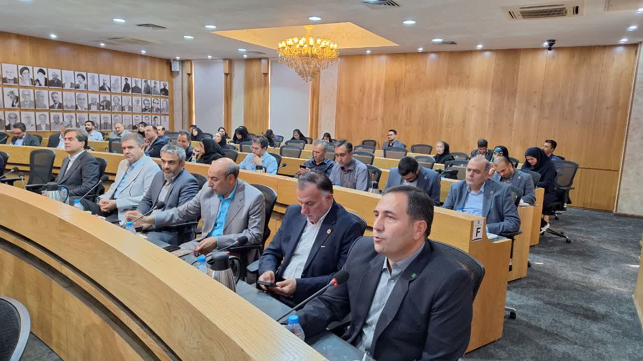 دستور اکید استاندار قزوین برای حل مشکل قطع برق شرکت آریان فولاد/ تأکید بر تقویت حمل‌ونقل ریلی و راه‌اندازی فرودگاه