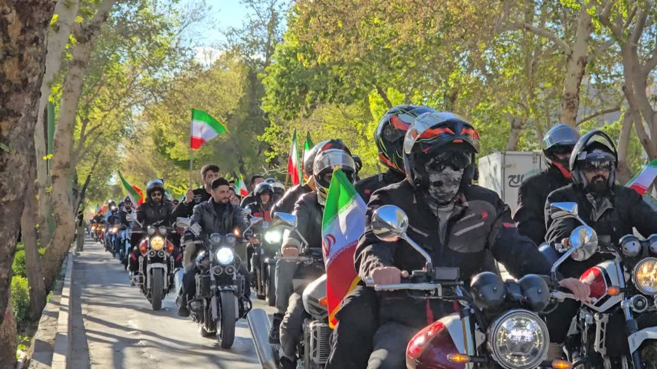 رژه موتورسواران به مناسبت روز جمهوری اسلامی در اصفهان برگزار شد