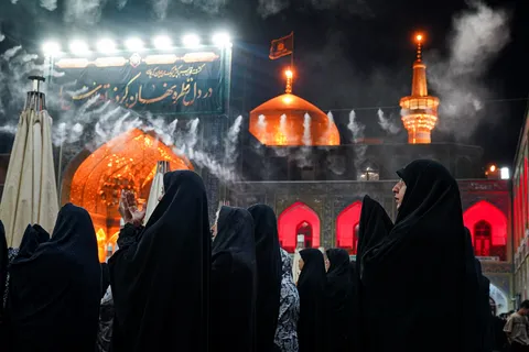 عزاداری بانوان اردو زبان در سوگ پیامبر (ص) و امام حسن (ع) در حرم رضوی