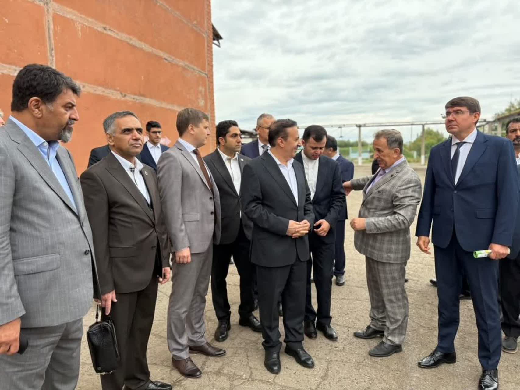 بازدید هیأت اقتصادی قزوین از یک مجتمع علمی–تولیدی و کارخانه آرد و سیلو