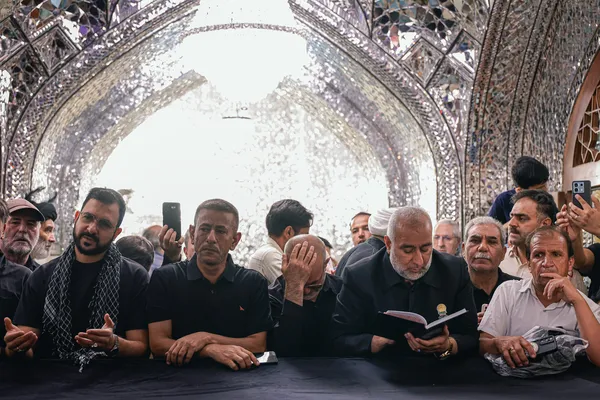  حضور مردم عزادار بر مزار مطهر رهبر شهید