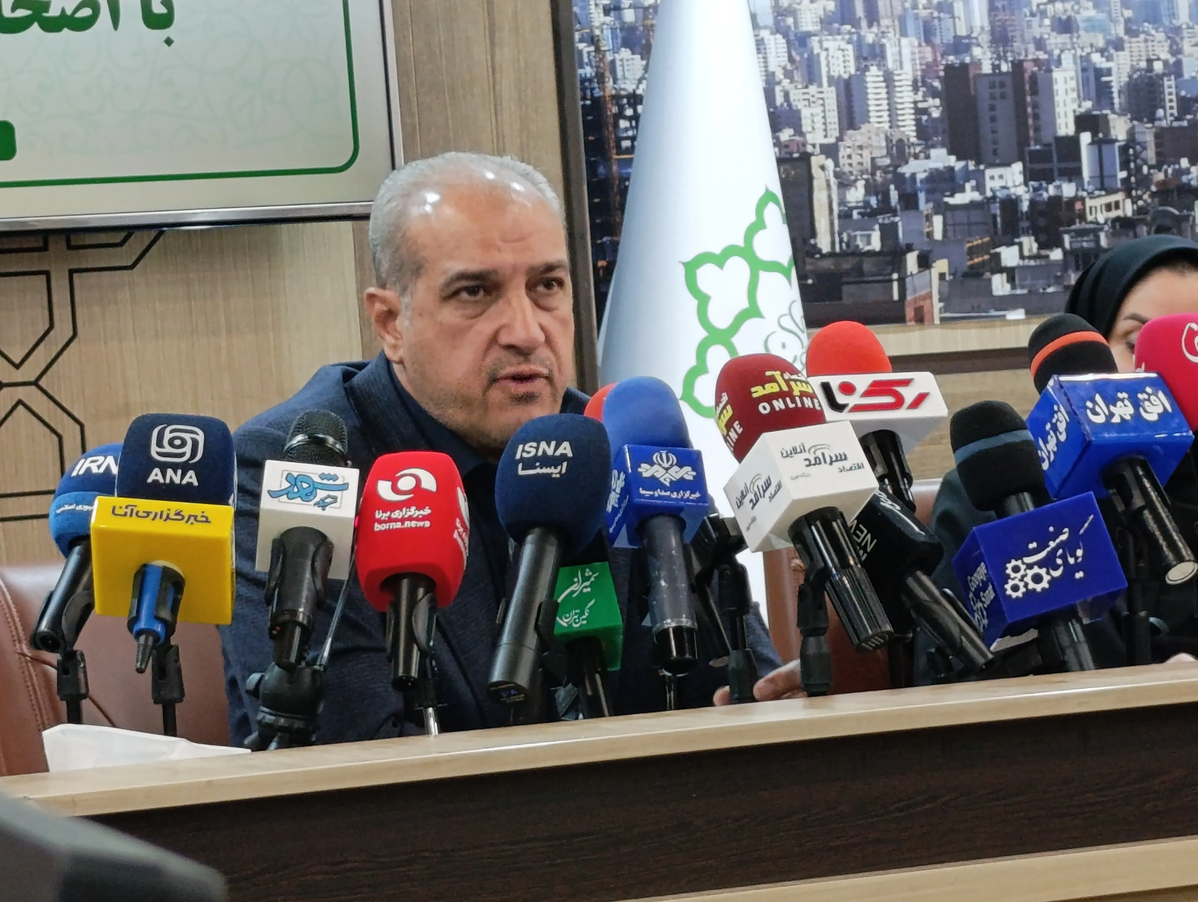 تمام ۲۴۰۰ درخت خیابان ولیعصر شناسنامه‌دار شدند