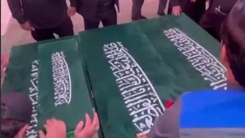 پیکرهای مطهر شهدای خانواده رهبر شهید وارد کربلا شد