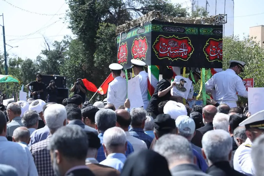 تشییع پیکر خلبان شهید حسین مهدویان در میان حضور گسترده مسئولان و مردم قزوین