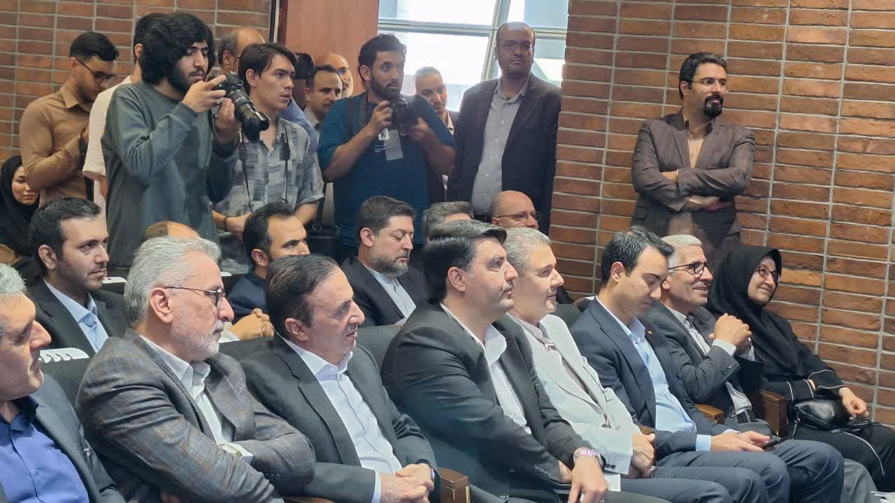 عکاسی خبری یک کار هنری و.تخصصی برای ثبت رویدادهاست عکاسی خبری یک کار هنری و.تخصصی برای ثبت رویدادهاست