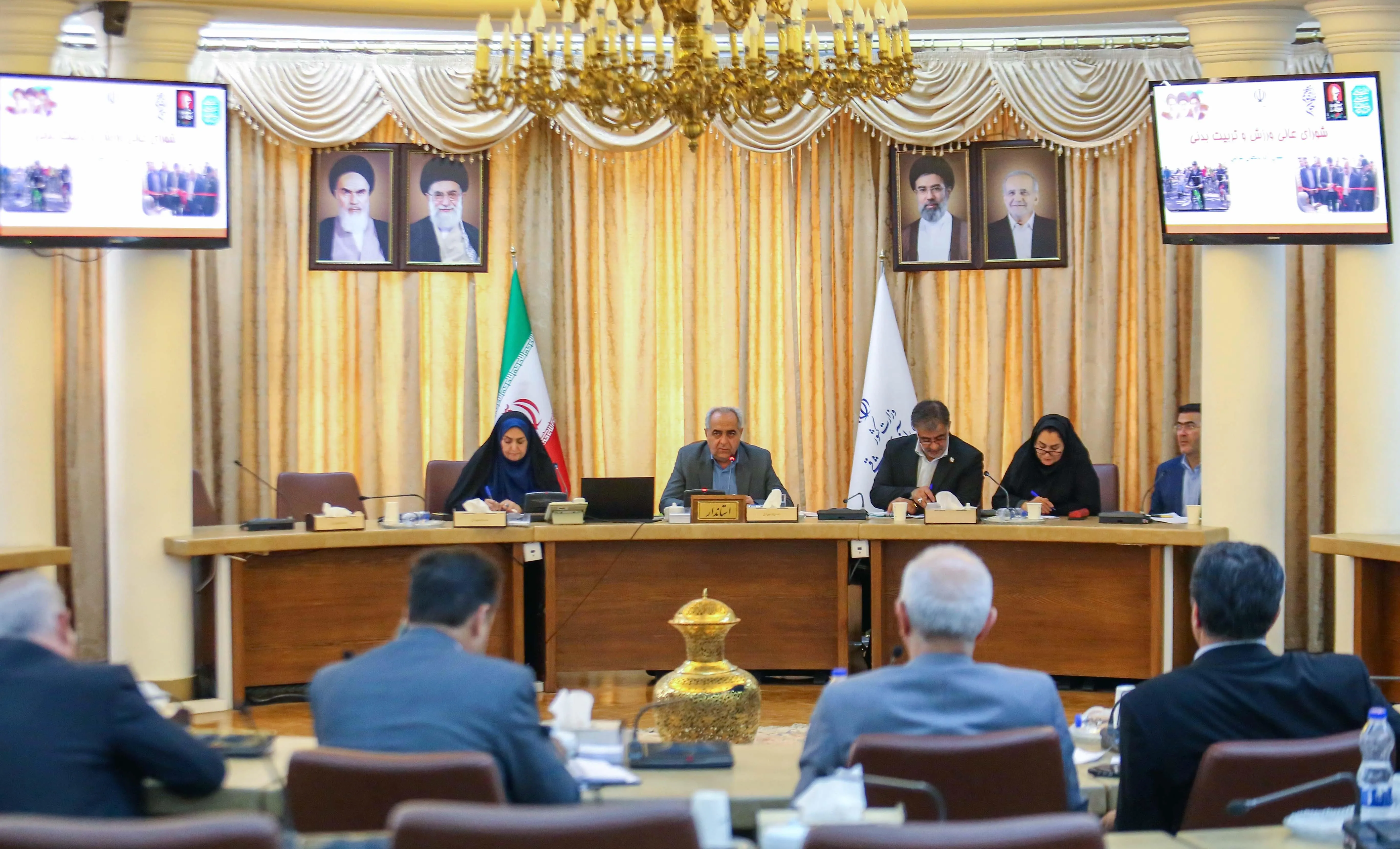استاندار آذربایجان شرقی در شورای ورزش و تربیت بدنی تاکید کرد: لزوم توجه به توسعه همزمان ورزش همگانی و قهرمانی در استان
