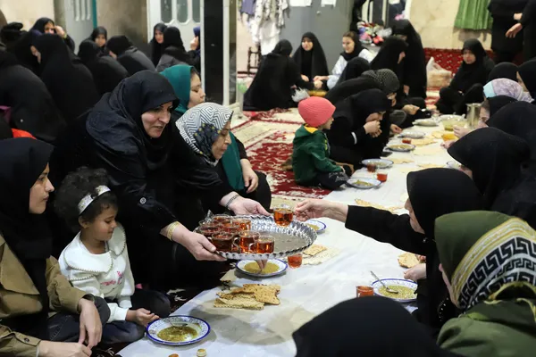 مراسم جزء خوانی قران کریم و برپایی سفره افطاری در ماه مبارک رمضان در مساجد و حسینیه های شهر کرمانشاه