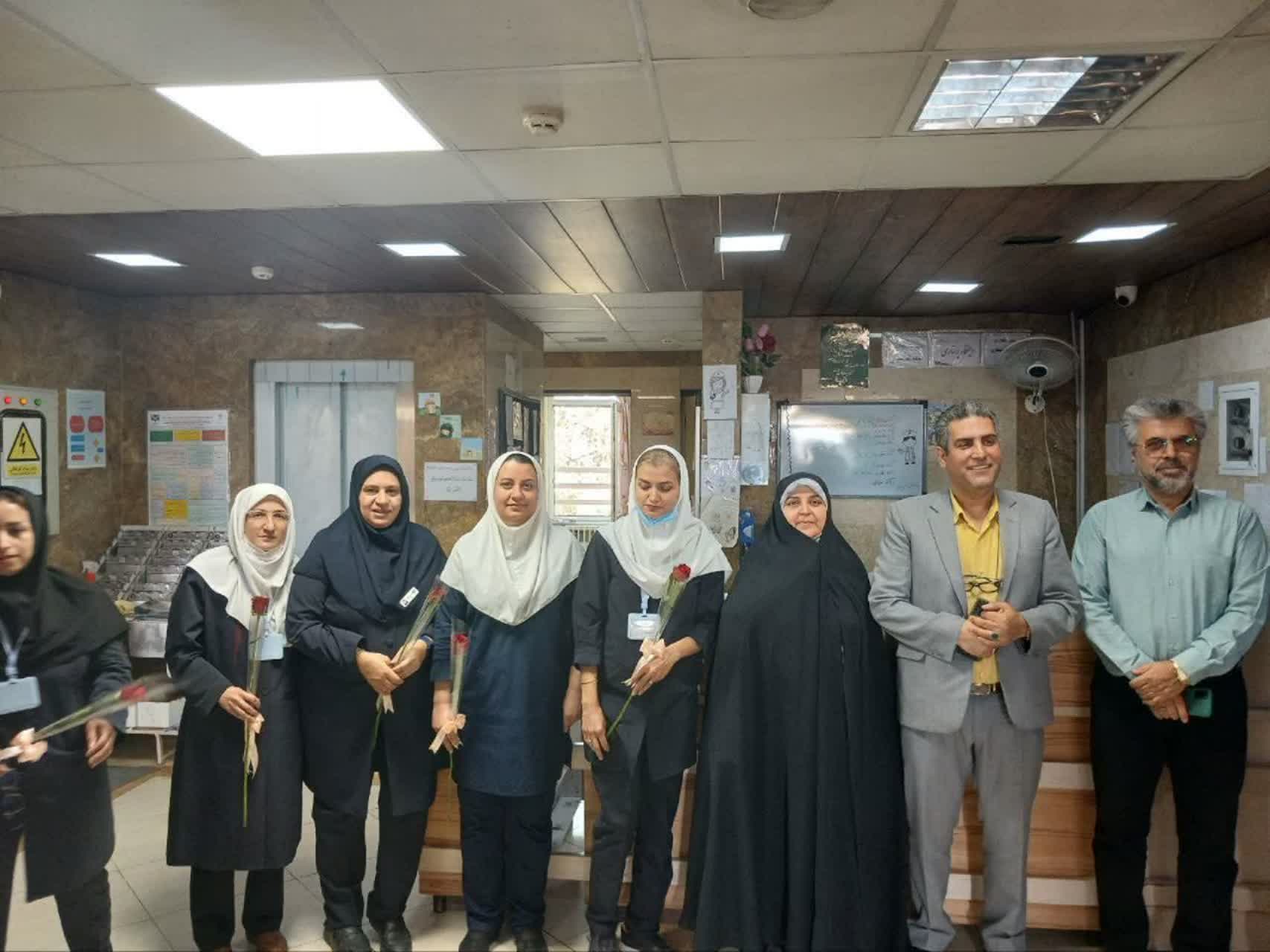 تجلیل عضو شورای شهر از پرستاران بخش دیالیز و اورژانس بیمارستان بوعلی قزوین
