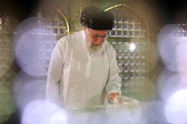 تصاویری از رهبر شهید انقلاب در مراسم غبارروبی حرم مطهر رضوی
