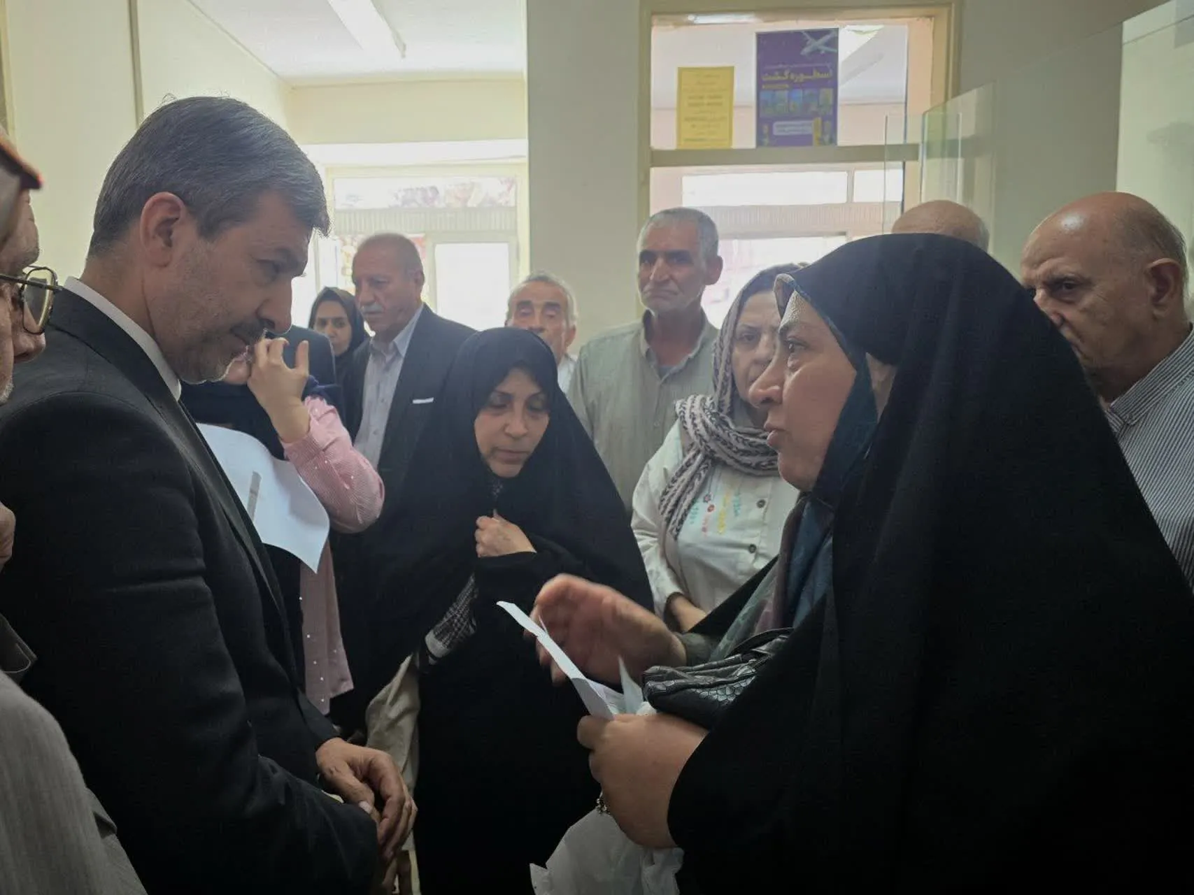 استاندار اصفهان در نخستین روز مهر به دیدار بازنشستگان آموزش و پرورش رفت