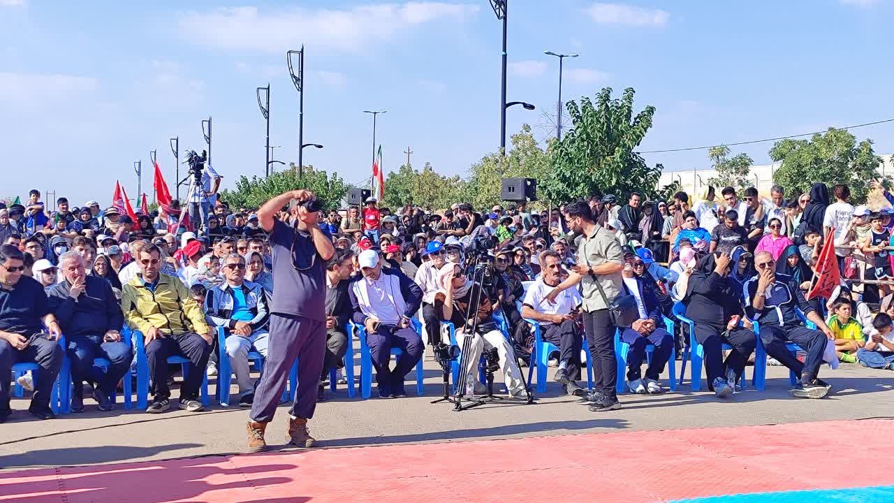 همایش بزرگ پیاده روی خانوادگی بمناسبت روز قزوین برگزار شد