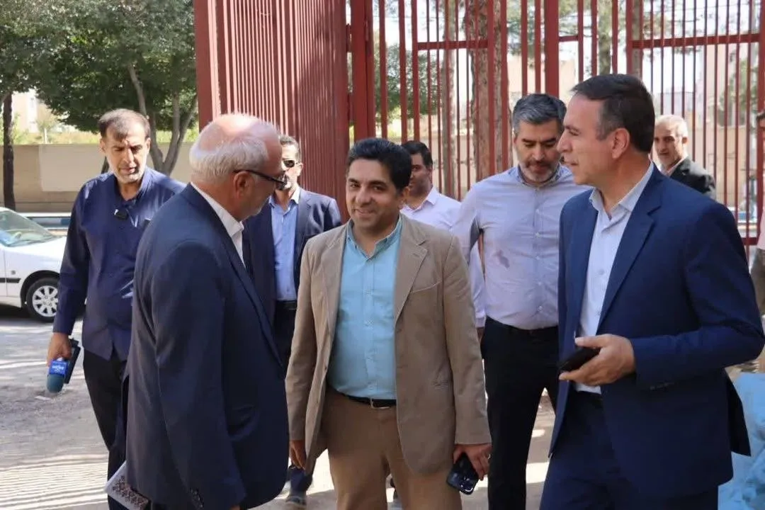 بازدید مدیرعامل شرکت توسعه و نگهداری اماکن ورزشی کشور در بازدید از پروژه استخر شاهین‌شهر